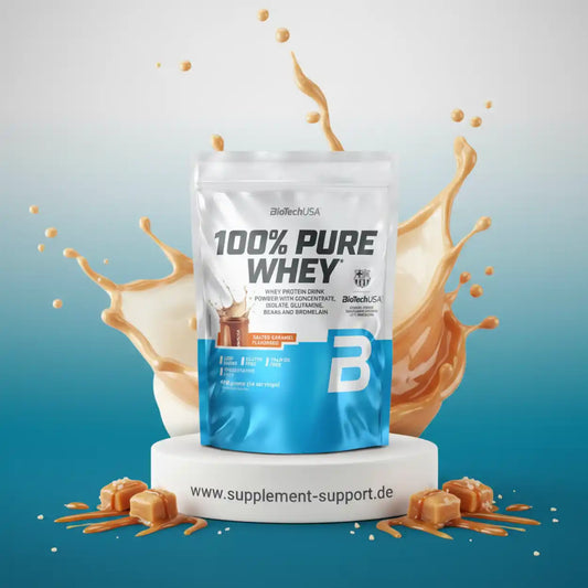 Proteinpulver 100% Pure Whey Salted Caramel, Packung auf Podest mit Karamellspritzern