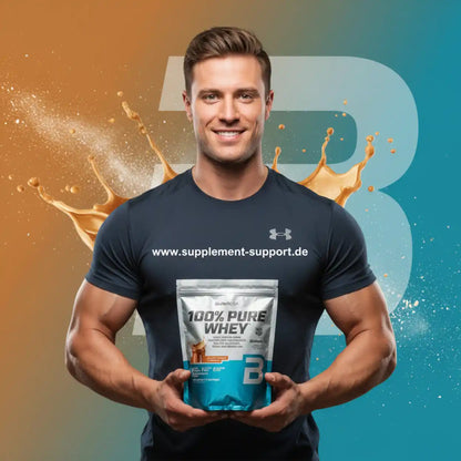 Sportlicher Mann hält 100% Pure Whey Protein Salzkaramell vor buntem Hintergrund.