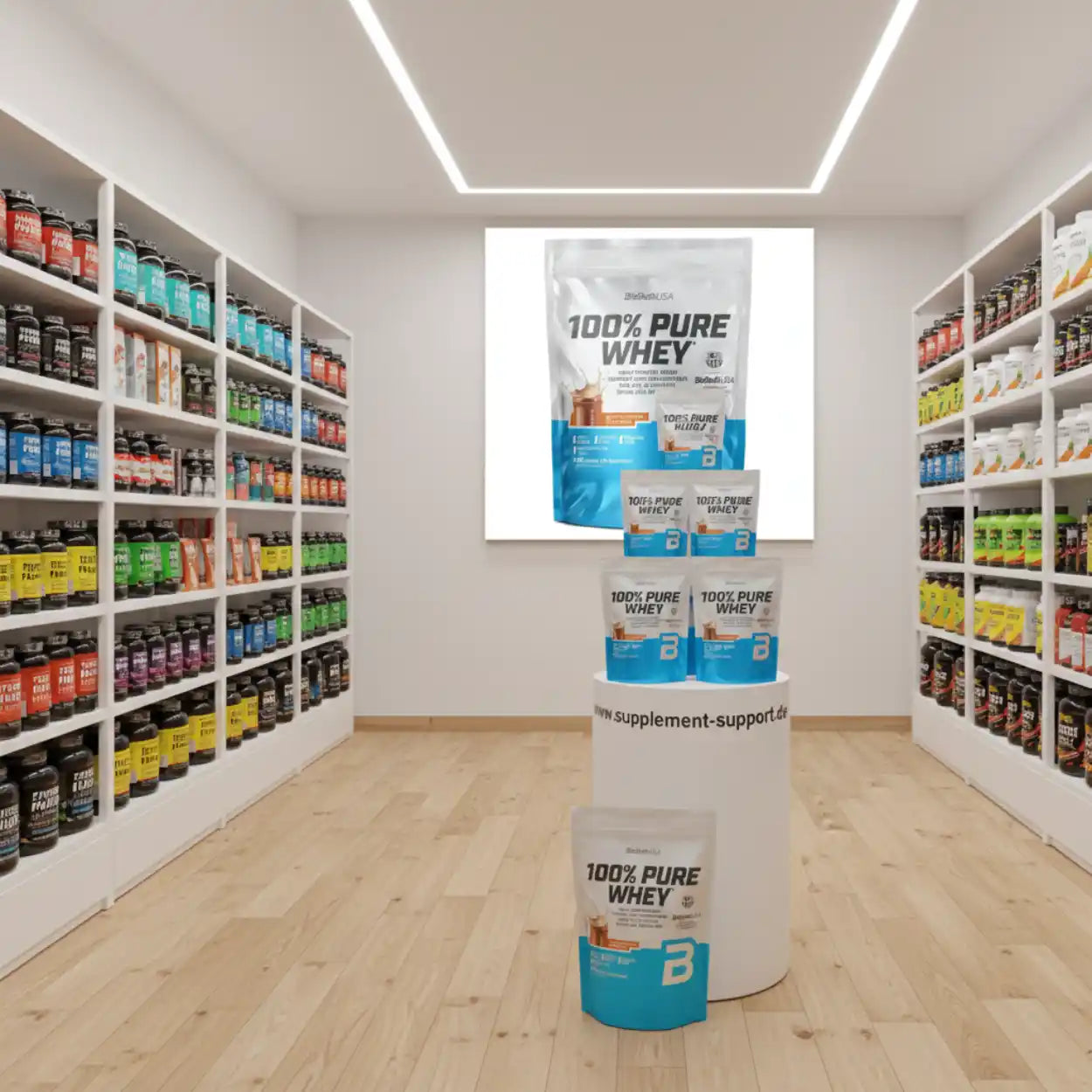 Regal mit 100% Pure Whey Proteinpulver Beutel in modernem Sportnahrung-Shop