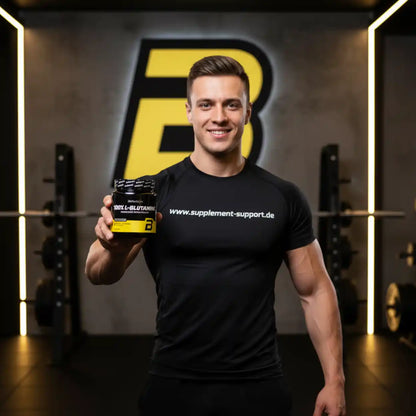 Muskulöser Mann hält 100% L-Glutamin Supplement im Fitnessstudio, ideal für Sportnahrung und Booster