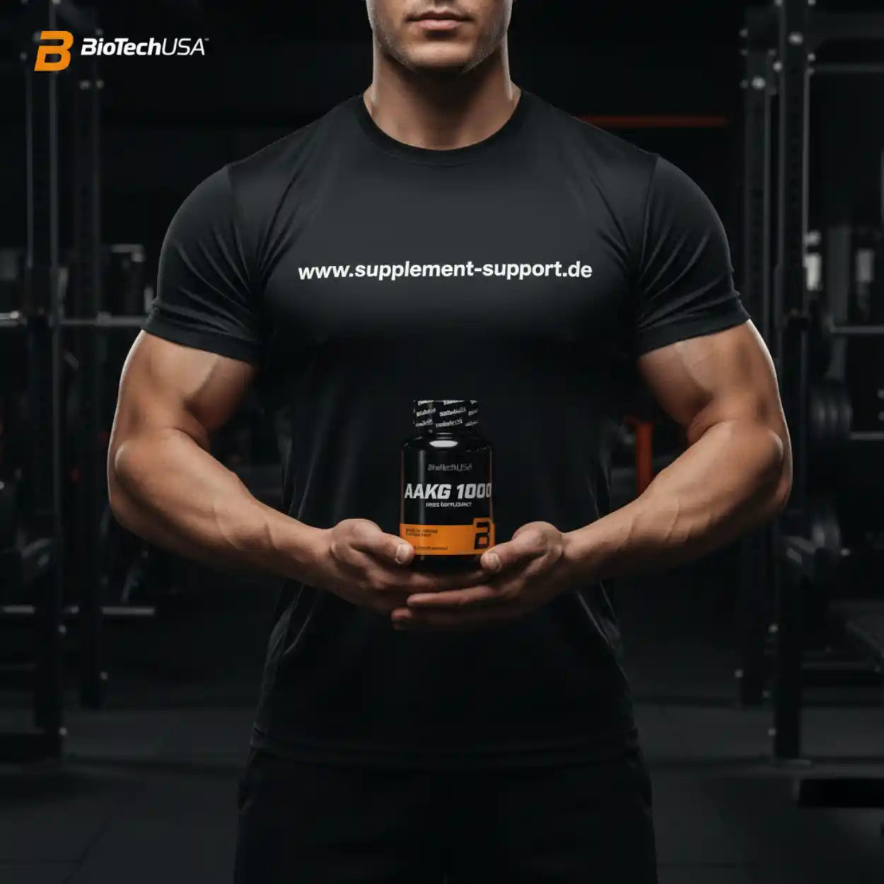 Muskulöser Mann hält BioTechUSA AAKG 1000 in Fitnessstudio – Sportnahrung & Nahrungsergänzung