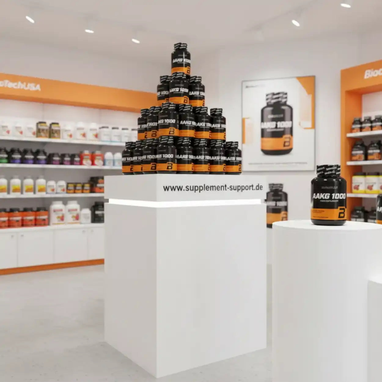 AAKG 1000 Supplemente in Pyramidenanordnung im Shop mit Protein- und Booster-Produkten