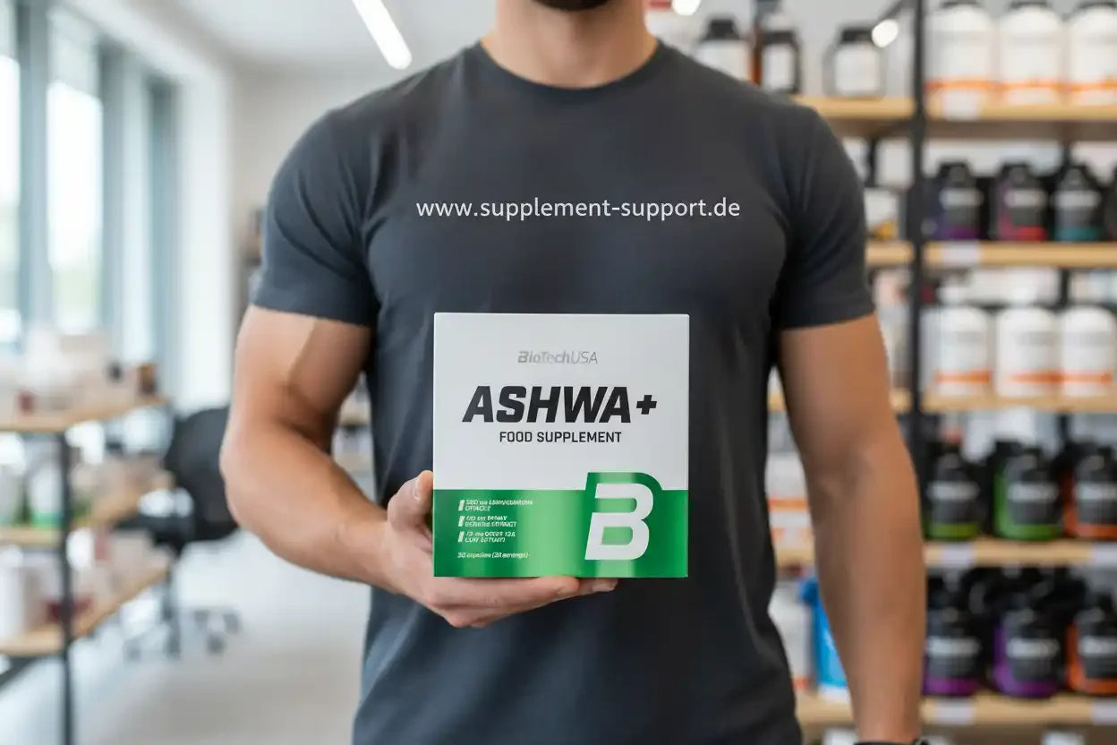 Muskulöser Mann hält Ashwa+ Nahrungsergänzungsmittel von BioTechUSA in Supplement-Shop