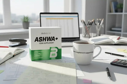 Ashwa+ Nahrungsergänzungsmittel von BioTechUSA auf Bürodesk mit Kaffeetasse und Laptop