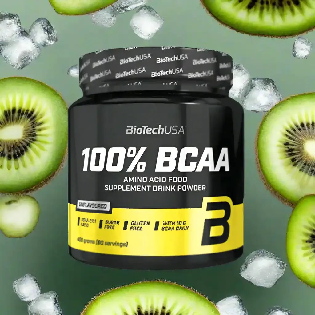 BioTechUSA 100% BCAA Pulver Dose vor Kiwi-Scheiben und Eiswürfeln auf grünem Hintergrund