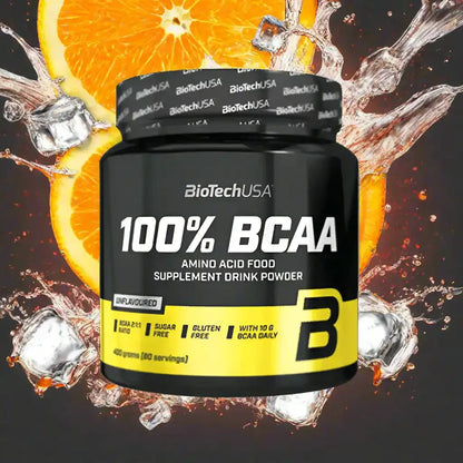 BioTechUSA 100% BCAA Pulver vor Orangenscheiben, Eiswürfeln und Wasserspritzern, Supplement