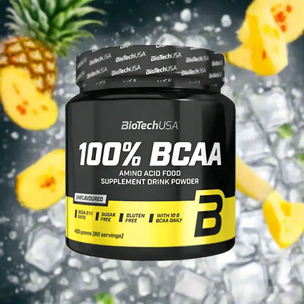 BioTechUSA 100% BCAA Pulver 360g, schwarze Dose vor Eiswürfeln und frischen Ananasscheiben