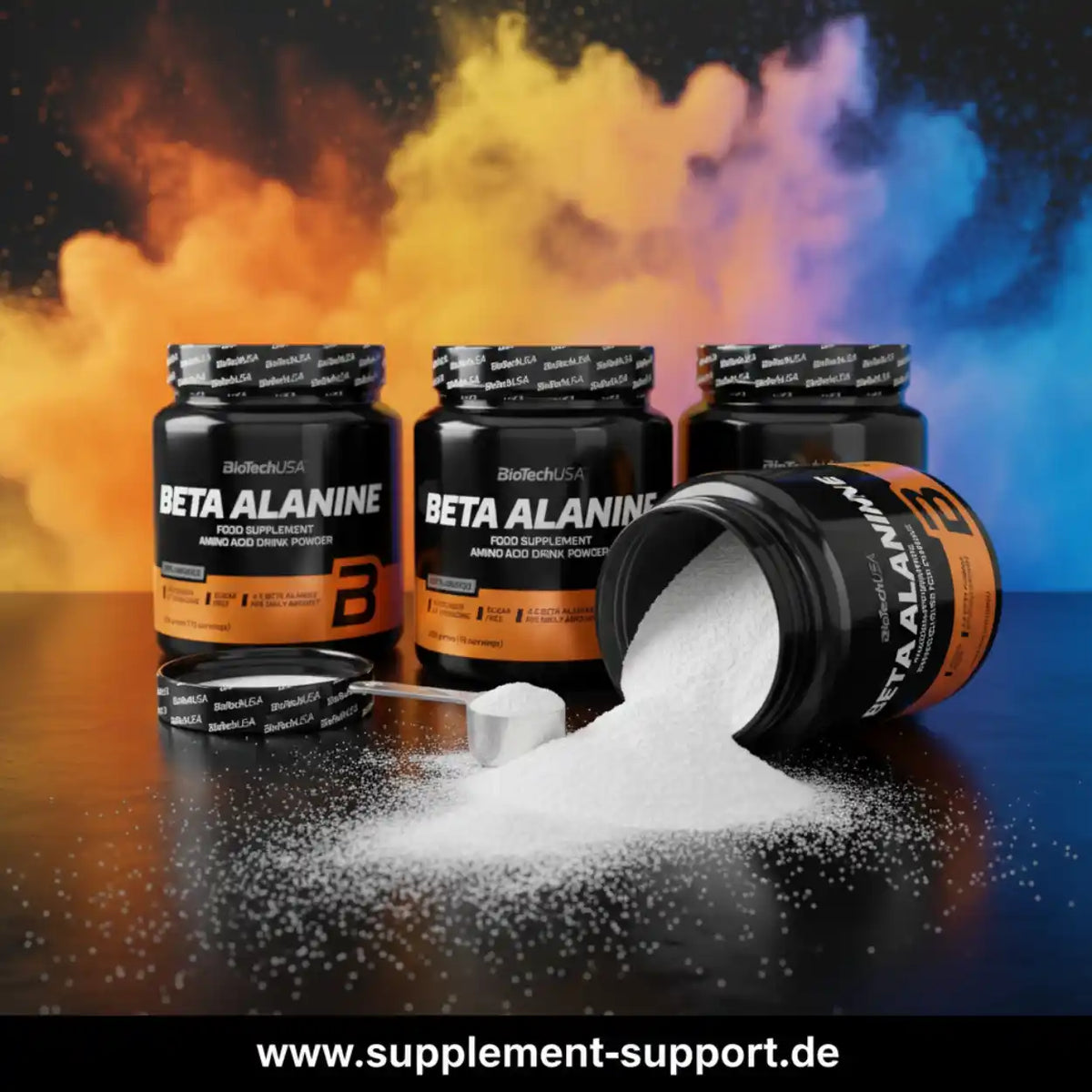 Drei Dosen BioTechUSA Beta Alanine mit weißem Pulver vor farbigem Hintergrund