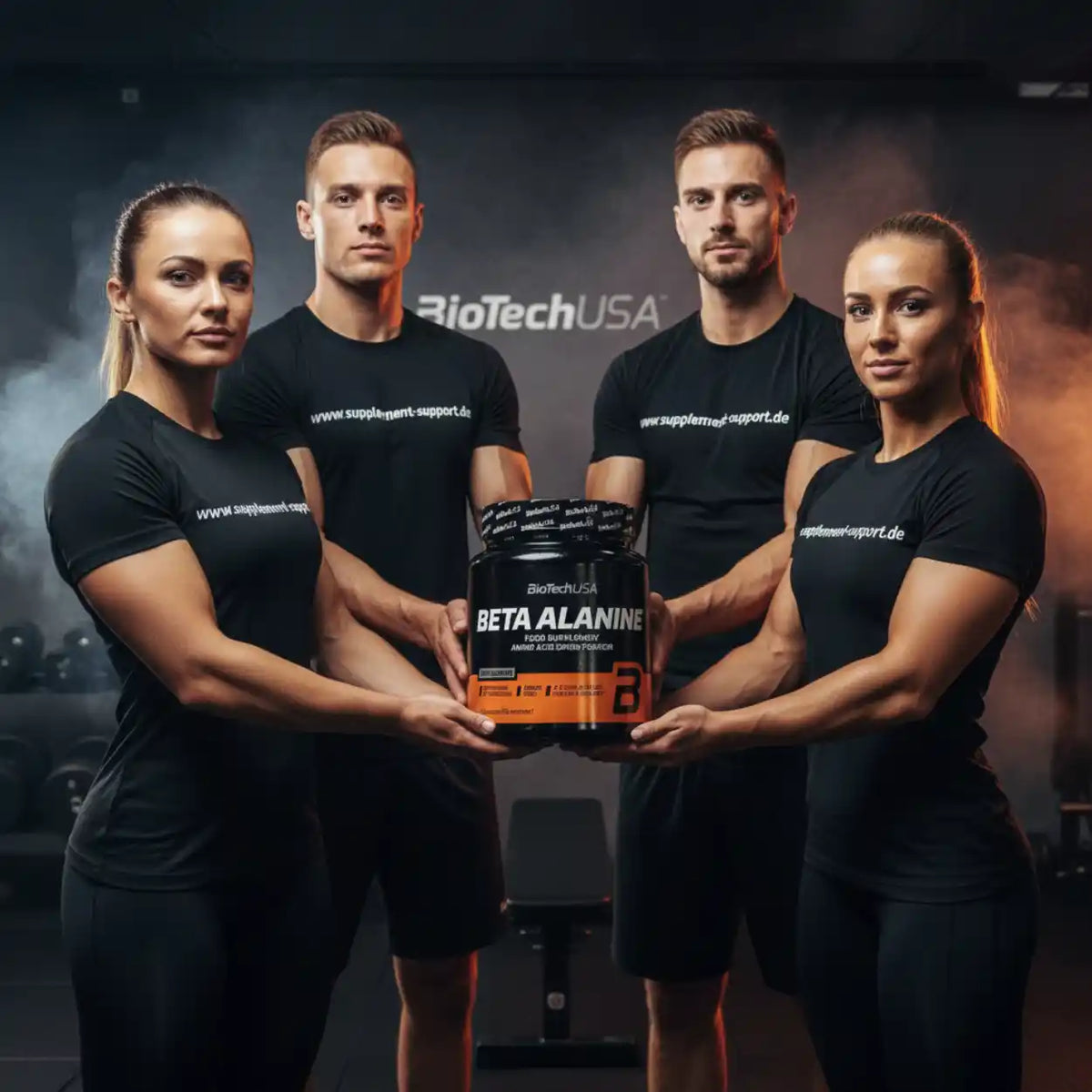 Vier Sportler in schwarzer Kleidung halten eine Dose BioTechUSA Beta Alanine Sportnahrung.