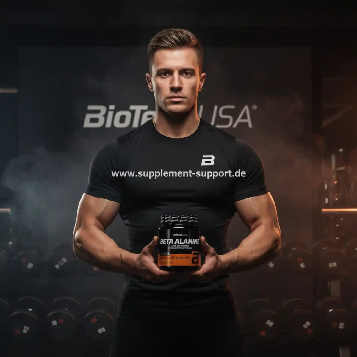 Muskulöser Mann hält eine Dose BioTechUSA Beta Alanine Nahrungsergänzungsmittel im Fitnessstudio.