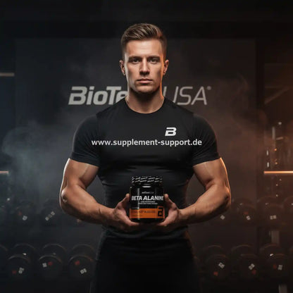 Muskulöser Mann hält eine Dose BioTechUSA Beta Alanine Nahrungsergänzungsmittel im Fitnessstudio.