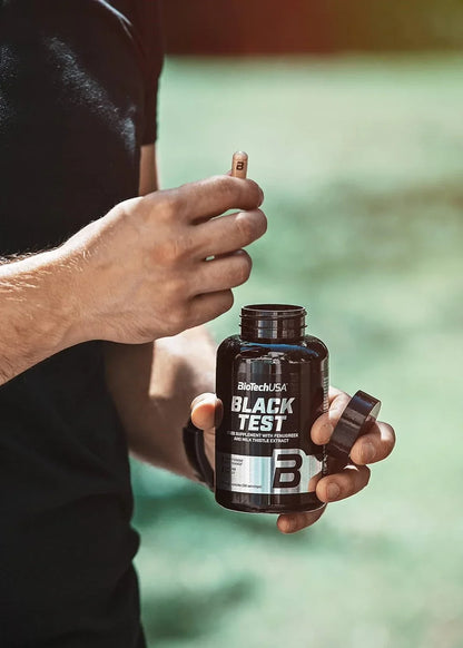 BiotechUSA Black Test 90 Kapseln Supplementdose in Hand im Freien gehalten