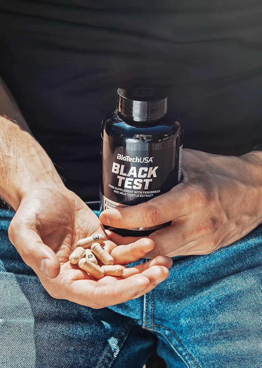 BiotechUSA Black Test Kapseln Supplement Dose in Männerhand, Nahaufnahme