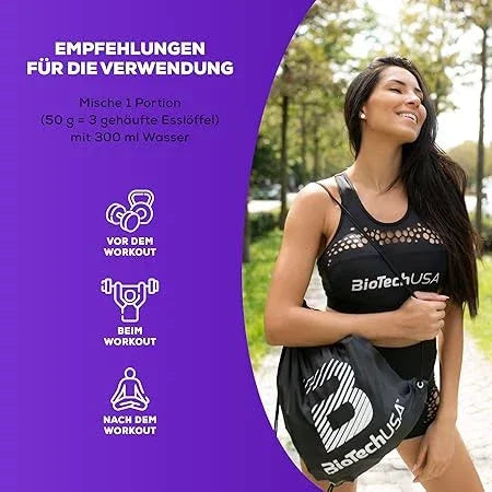 Frau mit BiotechUSA Sporttasche und Empfehlungen für Nahrungsergänzung vor, während und nach dem Workout