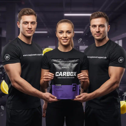 CARBOX Kohlenhydrat-Drink-Pulver von BioTechUSA, präsentiert von drei Sportlern in Fitness-Setting
