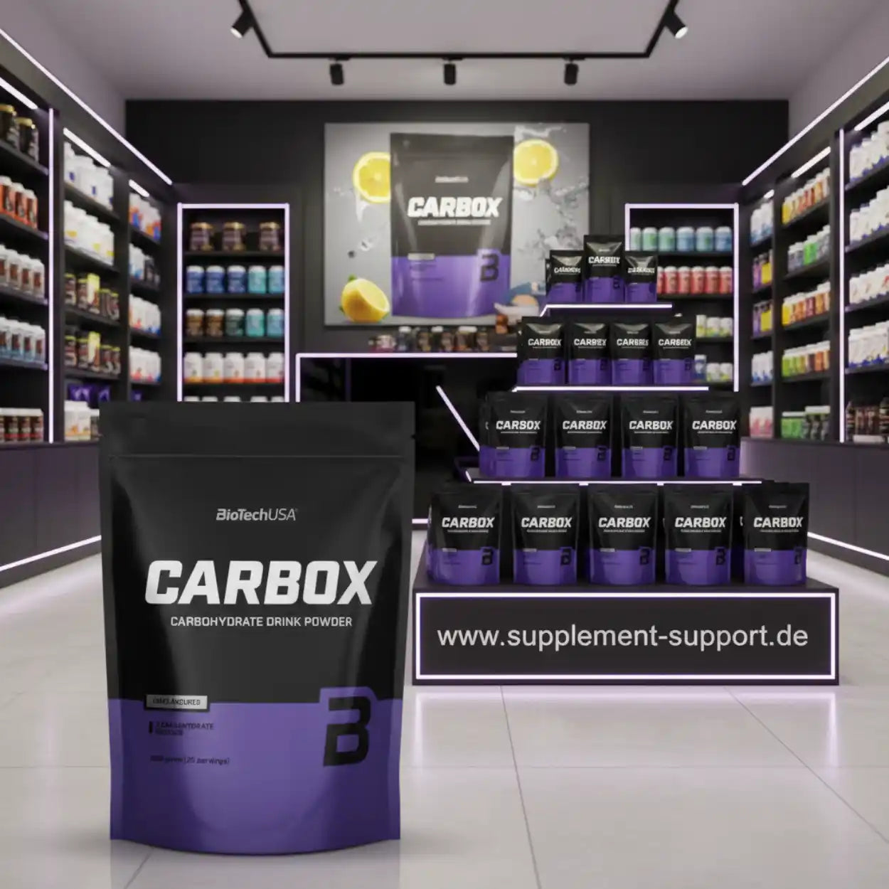 CARBOX Kohlenhydrat-Pulver von BioTechUSA im Supplement-Store mit Regalen voller Sportnahrung und Vitaminen