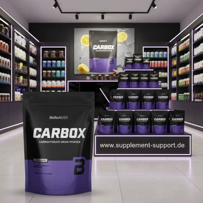 CARBOX Kohlenhydrat-Pulver von BioTechUSA im Supplement-Store mit Regalen voller Sportnahrung und Vitaminen