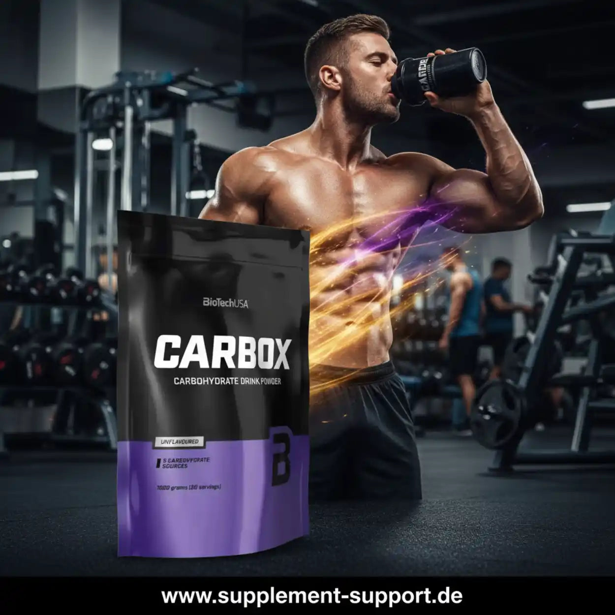 Muskelmann trinkt Carbox Kohlenhydratpulver im Fitnessstudio, Protein und Booster für Sportler