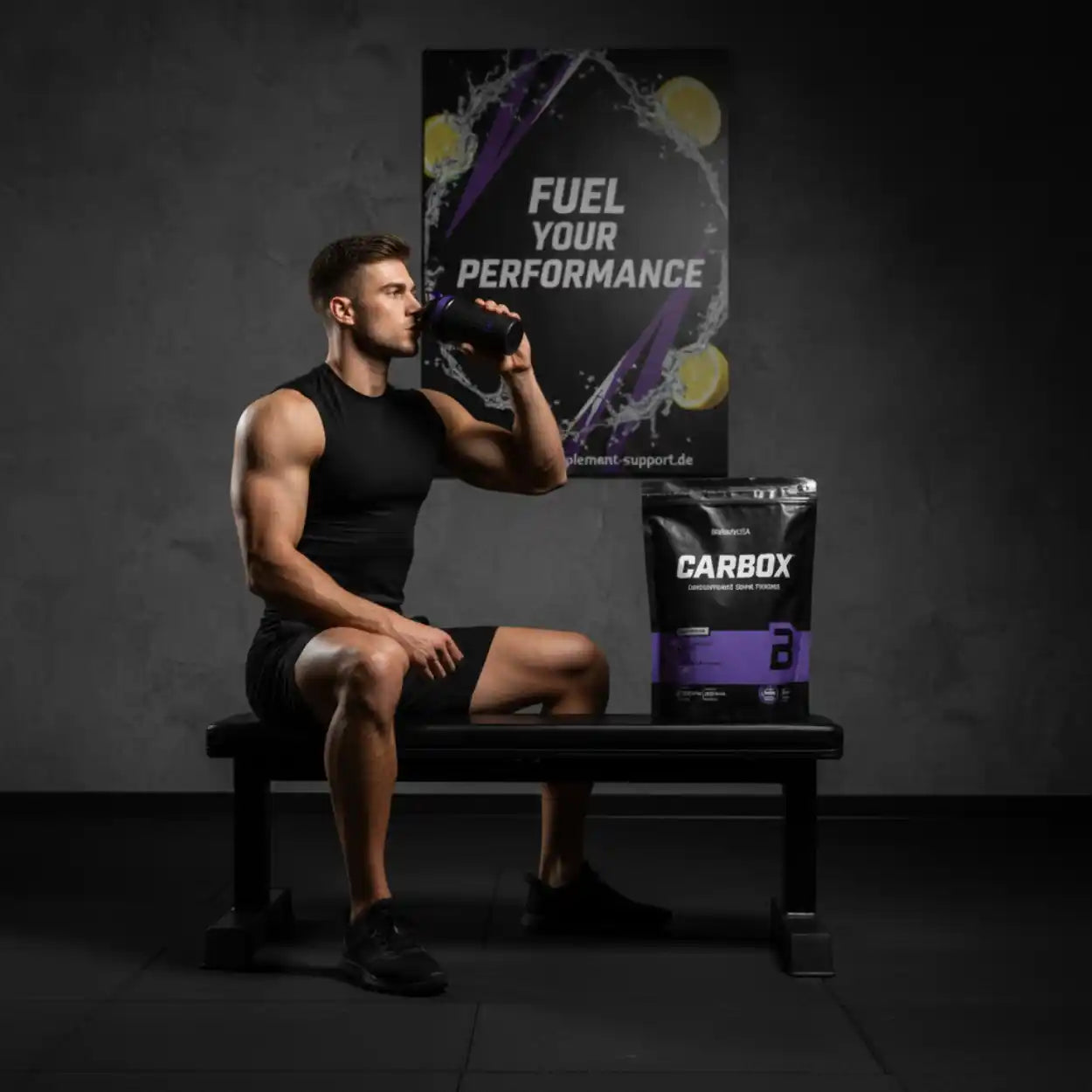 Muskulöser Mann trinkt Fitness-Booster, neben ihm CARBOX-Kohlenhydrat-Pulver für Sportleistung