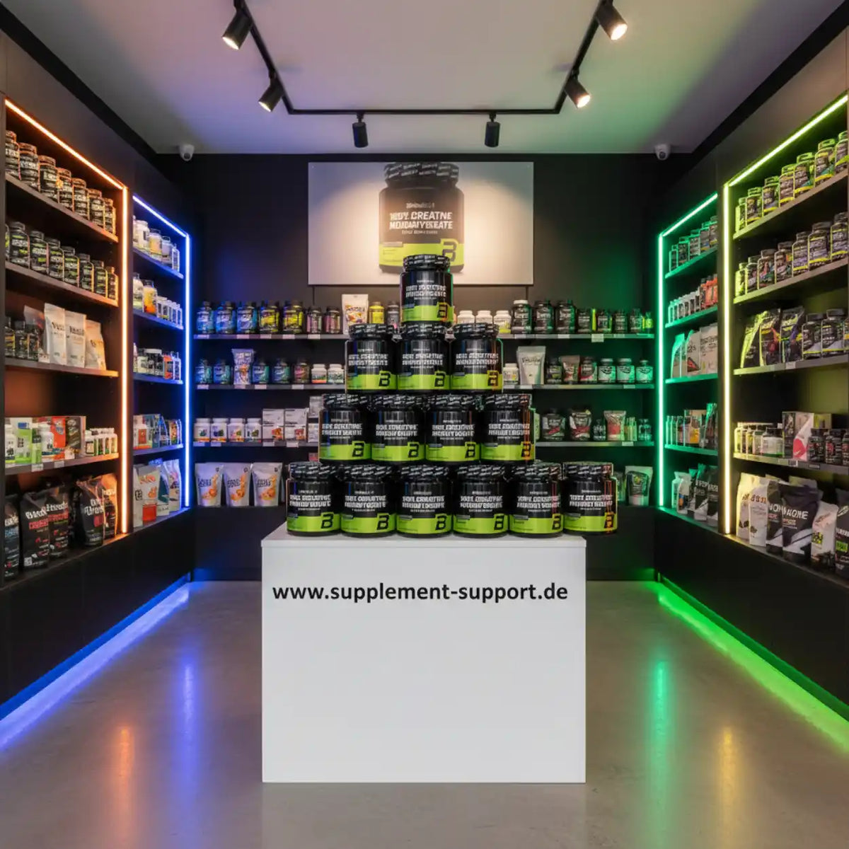 Modernes Supplement-Geschäft mit beleuchteten Regalen voller Sportnahrung und Proteinpulver.