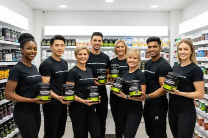 Team mit Nahrungsergänzungsmitteln wie Protein und Creatine in moderner Supplement-Shop-Umgebung