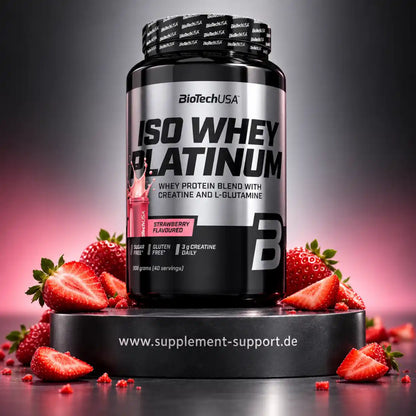 BioTech USA Iso Whey Platinum Protein-Pulver Erdbeere mit frischen Erdbeeren auf einem Podest
