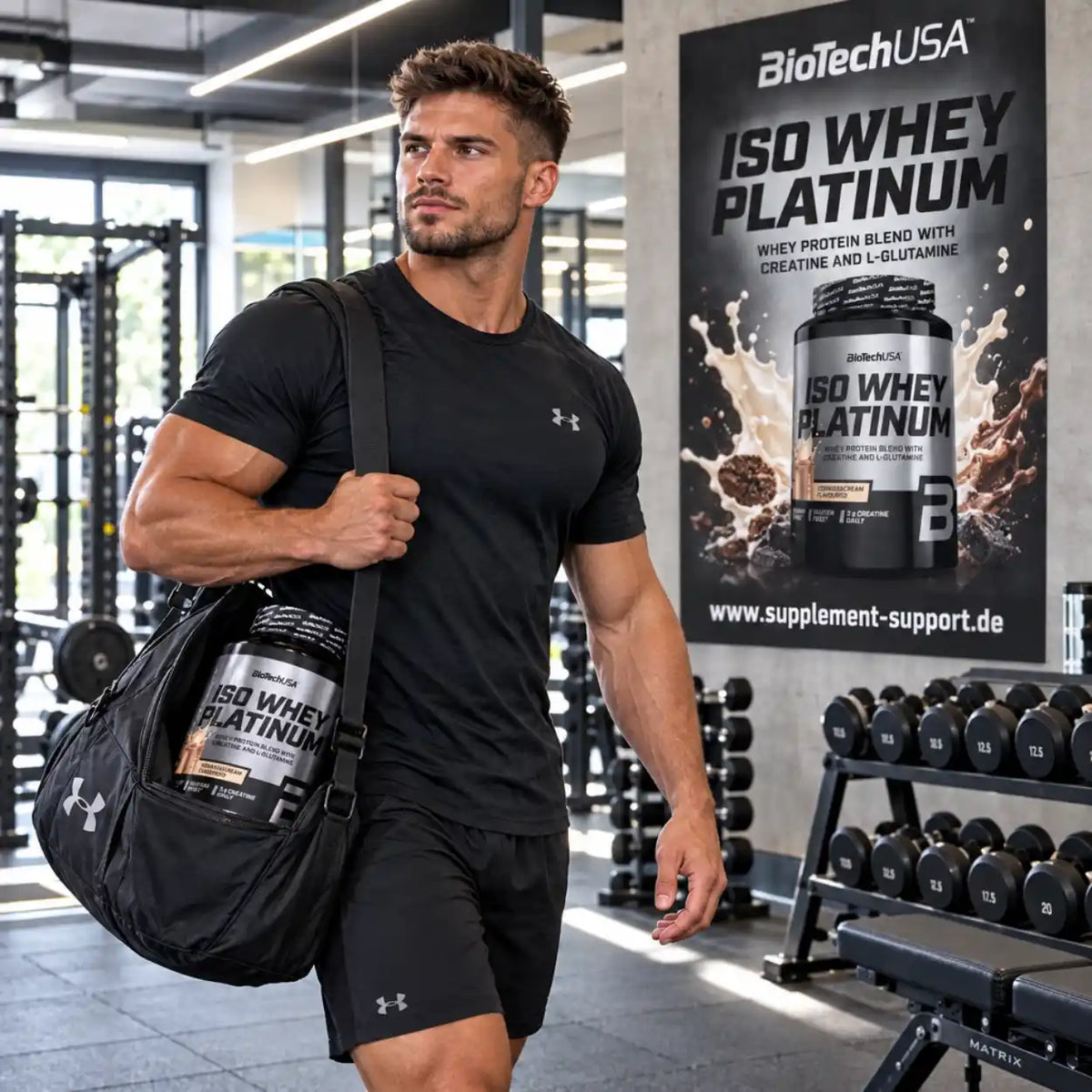 Muskulöser Mann im Fitnessstudio mit BioTech USA Iso Whey Platinum Proteinpulver