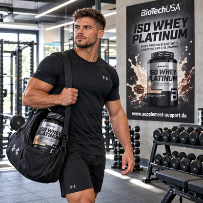 Muskulöser Mann im Fitnessstudio mit BioTech USA Iso Whey Platinum Proteinpulver