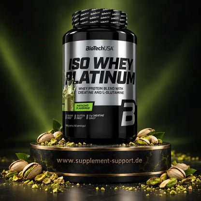 BioTech USA Iso Whey Platinum Protein-Pulver, Pistazien-Geschmack, 908g auf schwarzem Podest