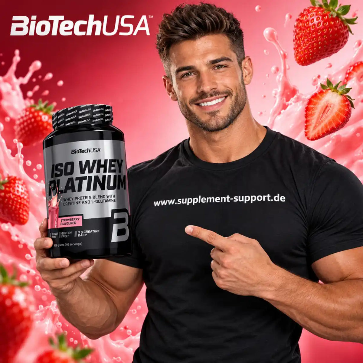 Muskulöser Mann hält BioTech USA Iso Whey Platinum Protein-Pulver mit Erdbeeren im Hintergrund.