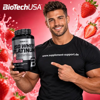 Muskulöser Mann hält BioTech USA Iso Whey Platinum Protein-Pulver mit Erdbeeren im Hintergrund.