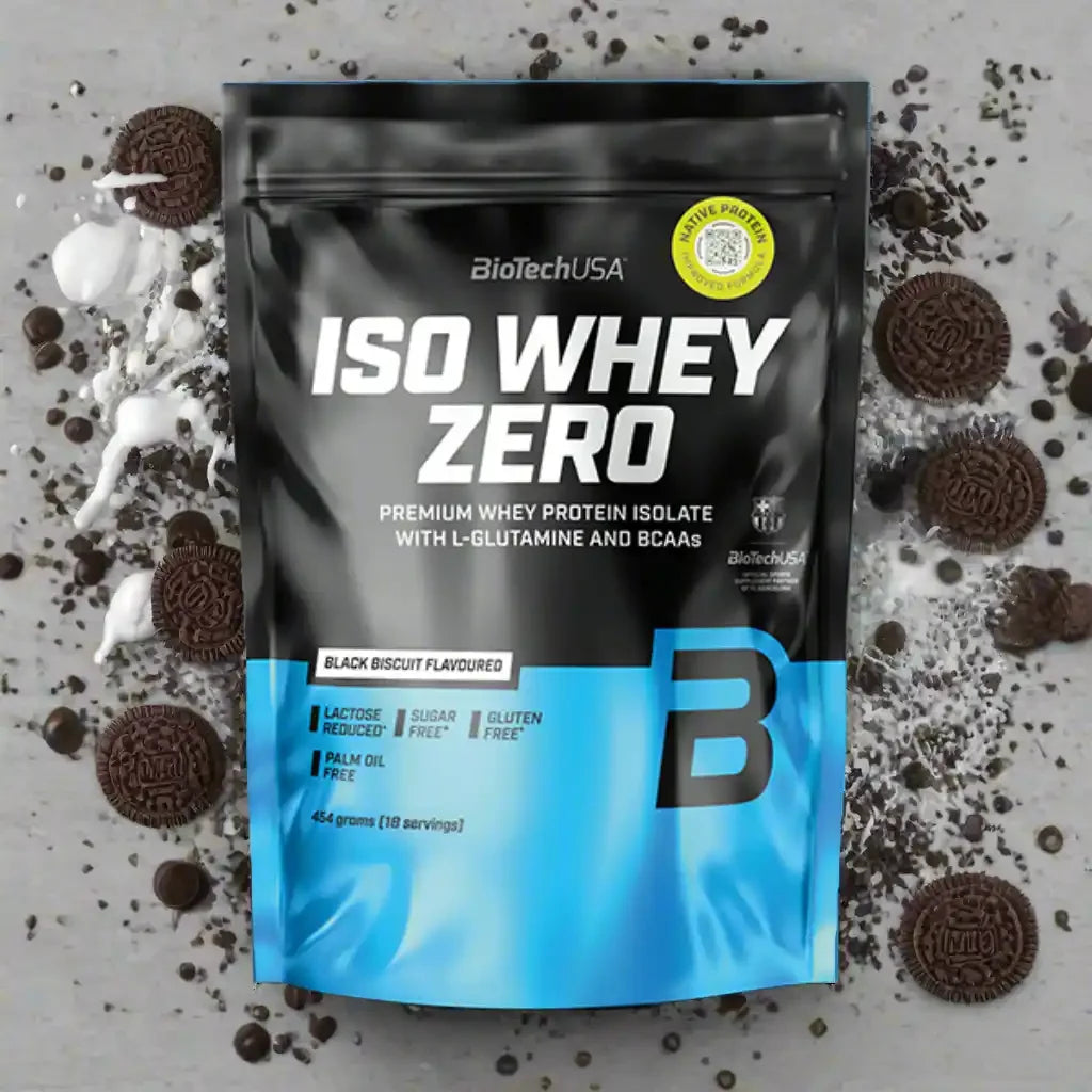 BioTechUSA ISO Whey Zero Proteinpulver Black Biscuit Geschmack, 454g, auf Tisch mit Keksen