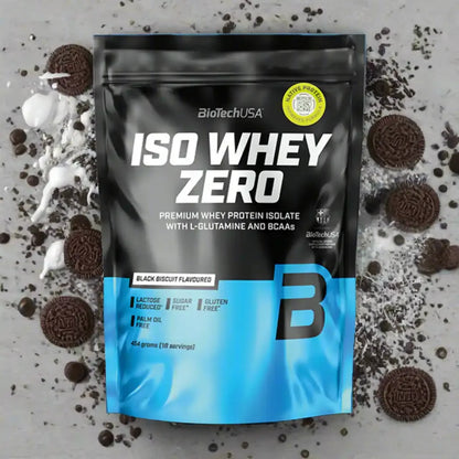 BioTechUSA ISO Whey Zero Proteinpulver Black Biscuit Geschmack, 454g, auf Tisch mit Keksen
