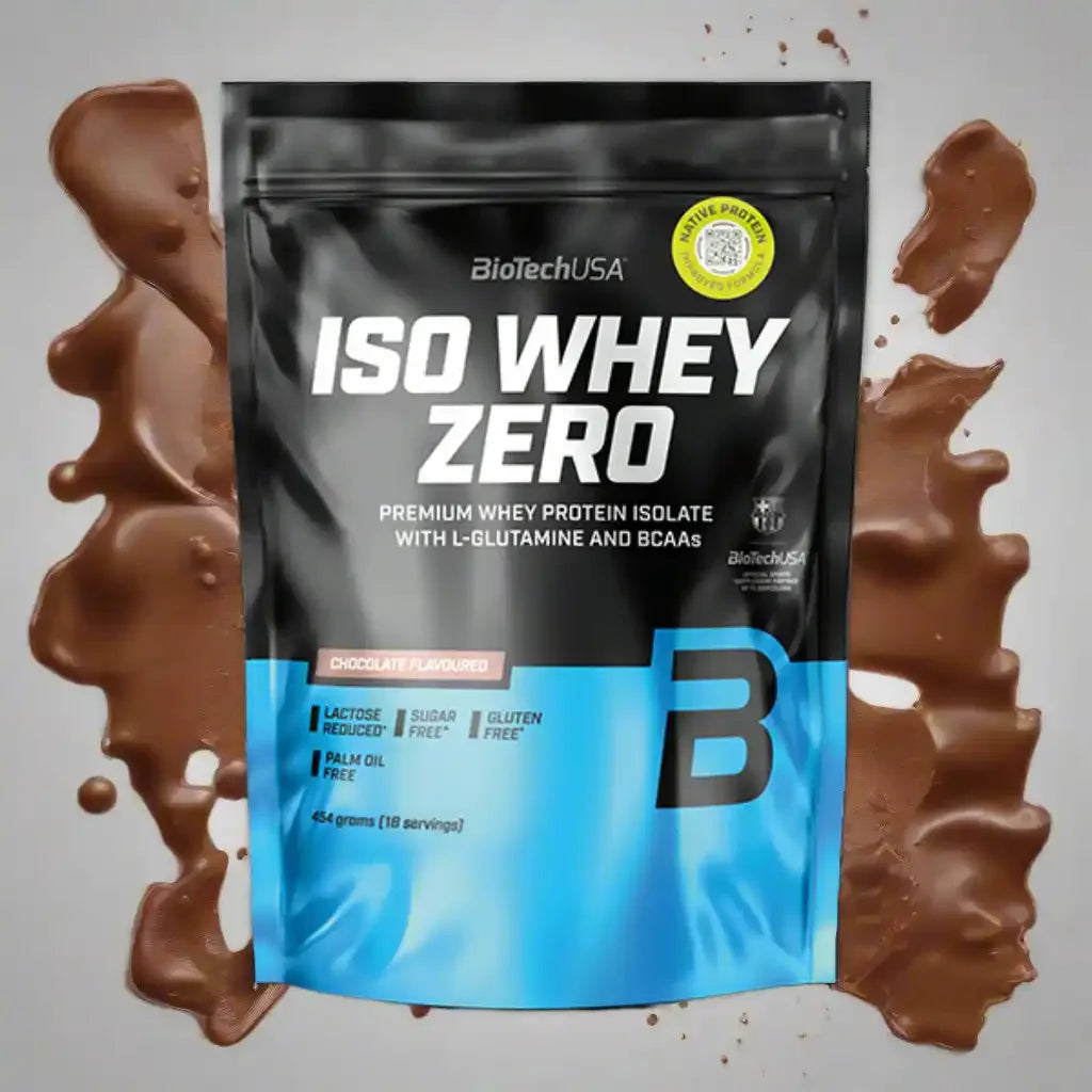 BiotechUSA Iso Whey Zero Proteinpulver 454g Schokoladengeschmack, schwarze und blaue Verpackung mit Schokoladenspritzern, glutenfrei, laktosefrei, zuckerfrei.