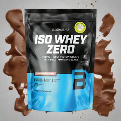 BiotechUSA Iso Whey Zero Proteinpulver 454g Schokoladengeschmack, schwarze und blaue Verpackung mit Schokoladenspritzern, glutenfrei, laktosefrei, zuckerfrei.