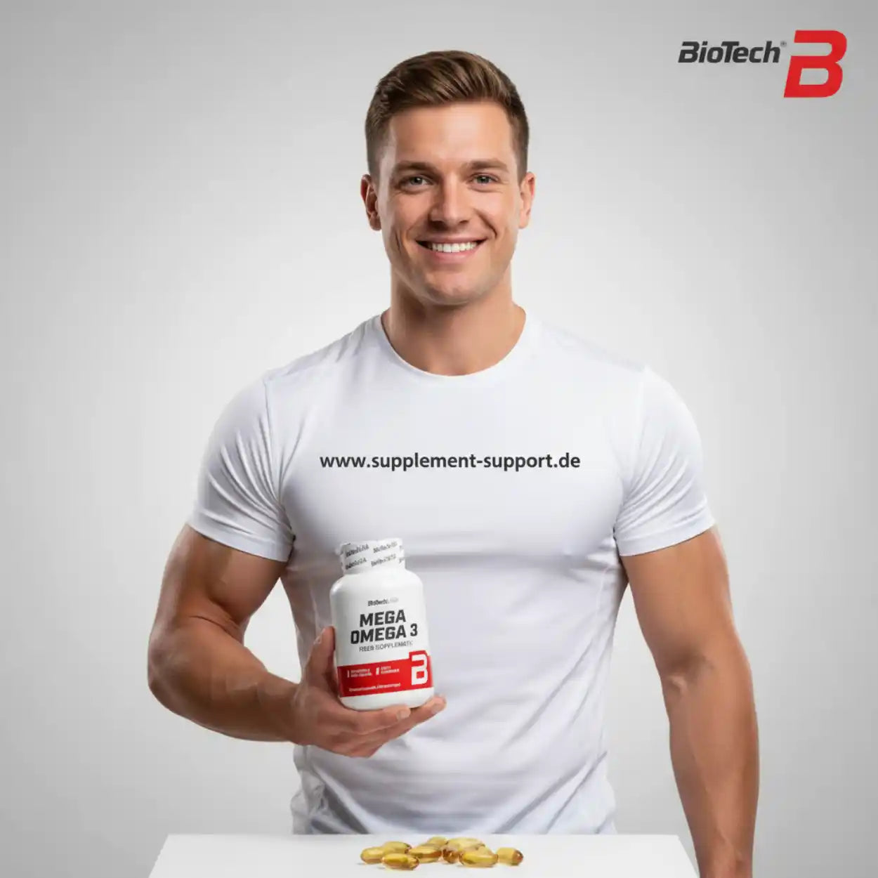 Muskulöser Mann hält BioTech Mega Omega 3 Kapseln, Nahrungsergänzungsmittel für Sportler