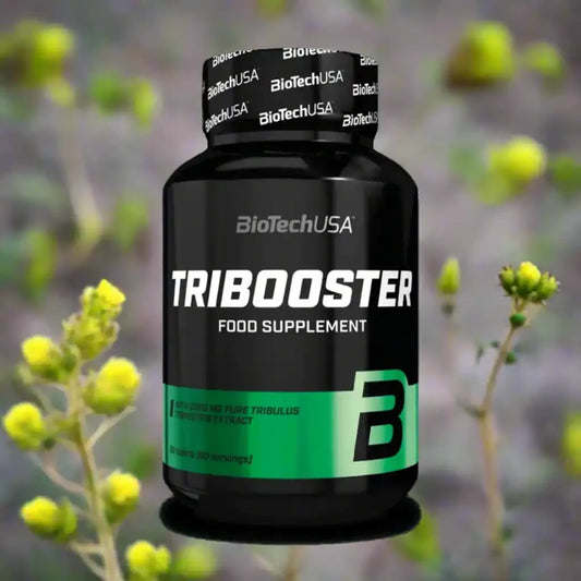 BioTechUSA TRIBOOSTER Nahrungsergänzungsmittel Dose vor unscharfem, grünem Pflanzhintergrund
