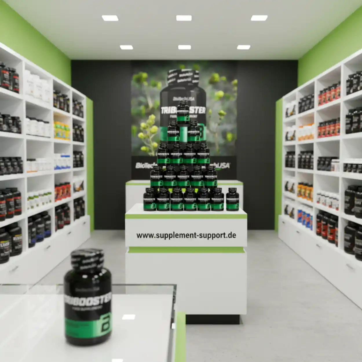 Triboster Protein-Booster in moderner Supplement-Shop-Auslage mit grünen Akzenten