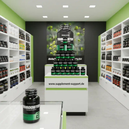 Triboster Protein-Booster in moderner Supplement-Shop-Auslage mit grünen Akzenten