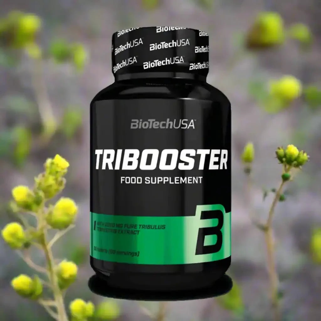 BioTechUSA TRIBOOSTER Nahrungsergänzungsmittel Dose vor unscharfem, grünem Pflanzhintergrund