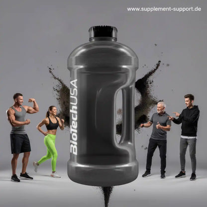 BiotechUSA Proteinflasche mit Sportlern im Hintergrund für Fitness und Muskelaufbau