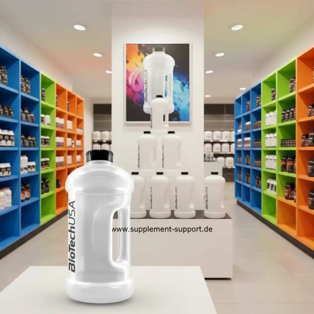 BioTechUSA Shaker in moderner Supplement-Shop mit farbenfrohen Regalen und Proteinprodukten