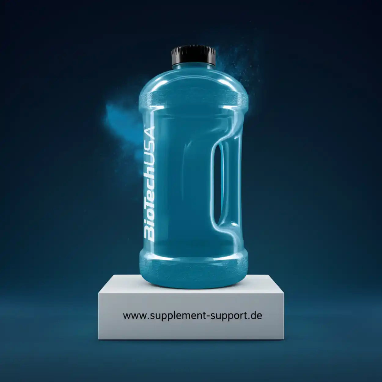 BiotechUSA Trinkflasche für Sportnahrung und Proteine auf Podest
