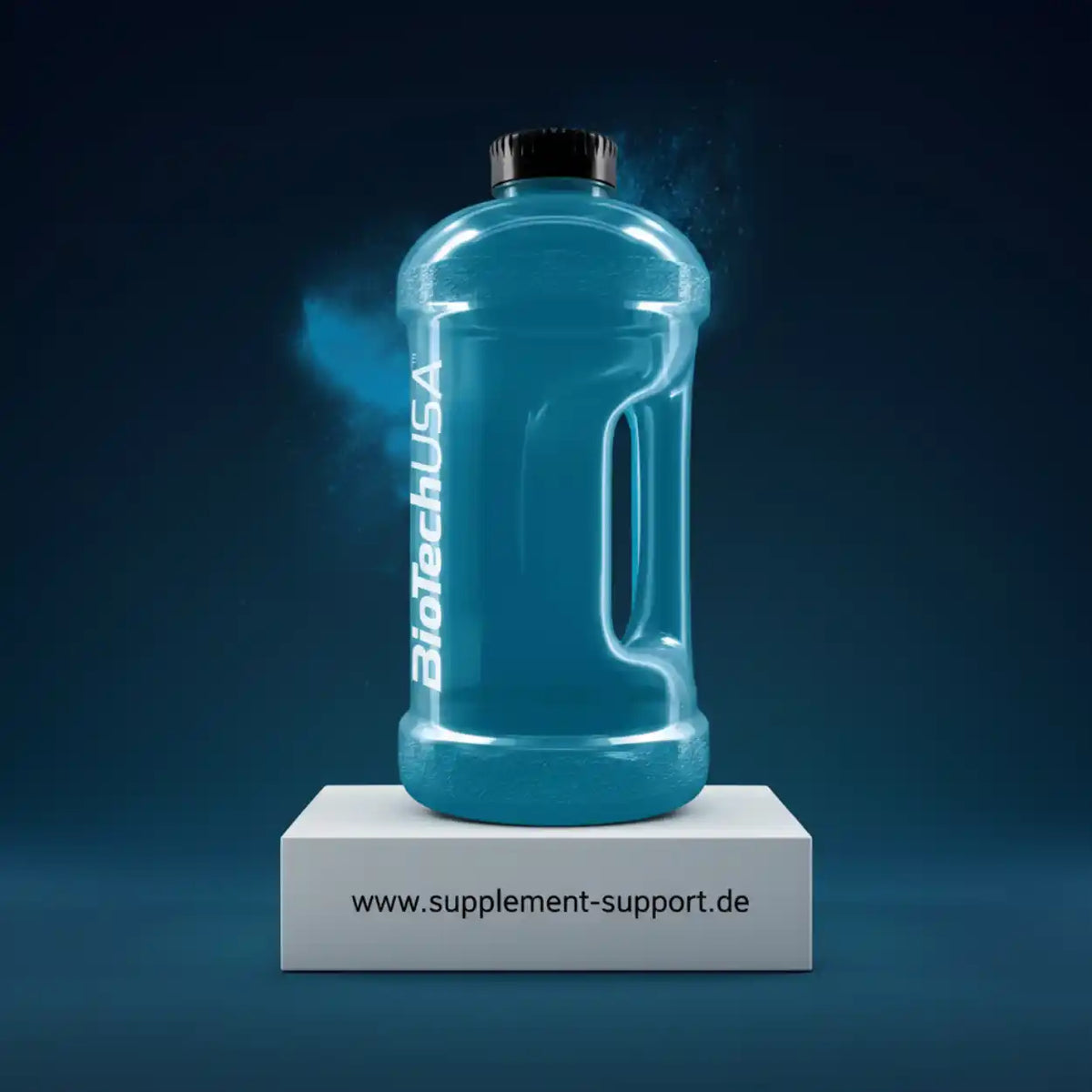 BiotechUSA Trinkflasche für Sportnahrung und Proteine auf Podest