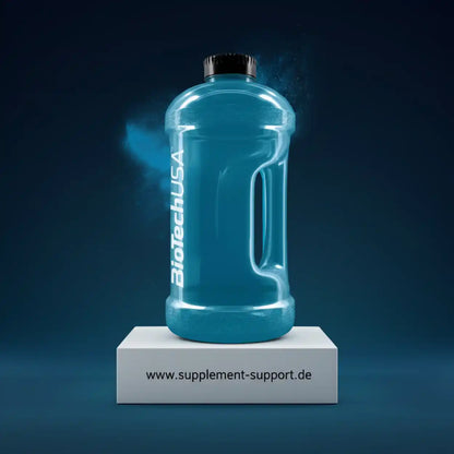 BiotechUSA Trinkflasche für Sportnahrung und Proteine auf Podest