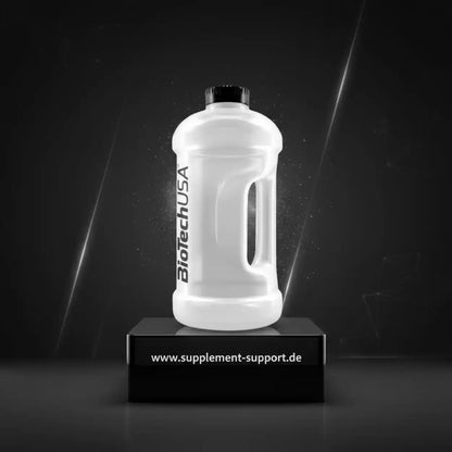 BioTechUSA Shaker für Protein und Sportnahrung auf schwarzem Podest