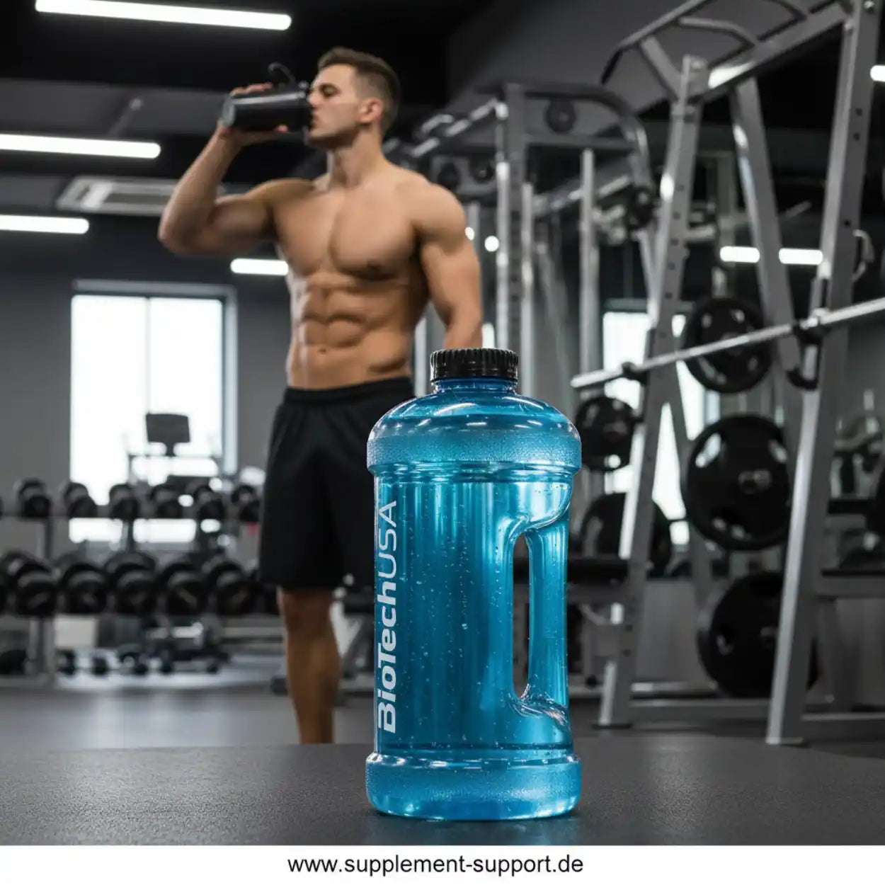 Blauer BiotechUSA Trinkflasche im Fitnessstudio mit muskulösem Mann im Hintergrund
