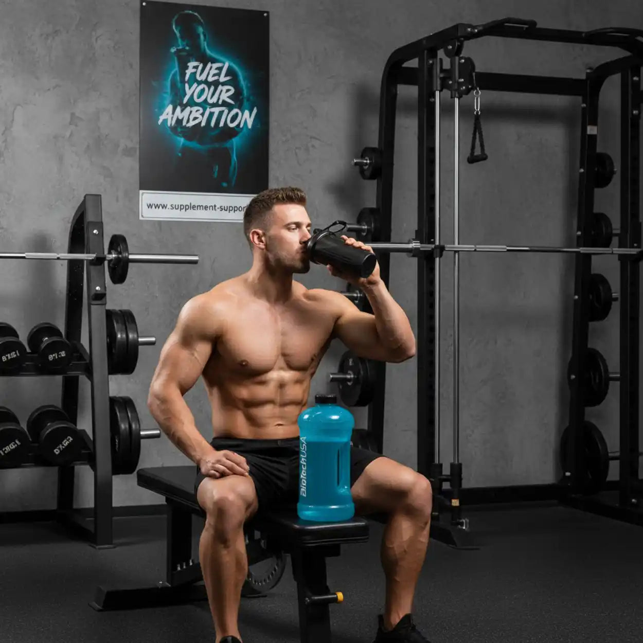 Muskulöser Mann trinkt Proteinshake im Fitnessstudio, Nahrungsergänzungsmittel für Sportler