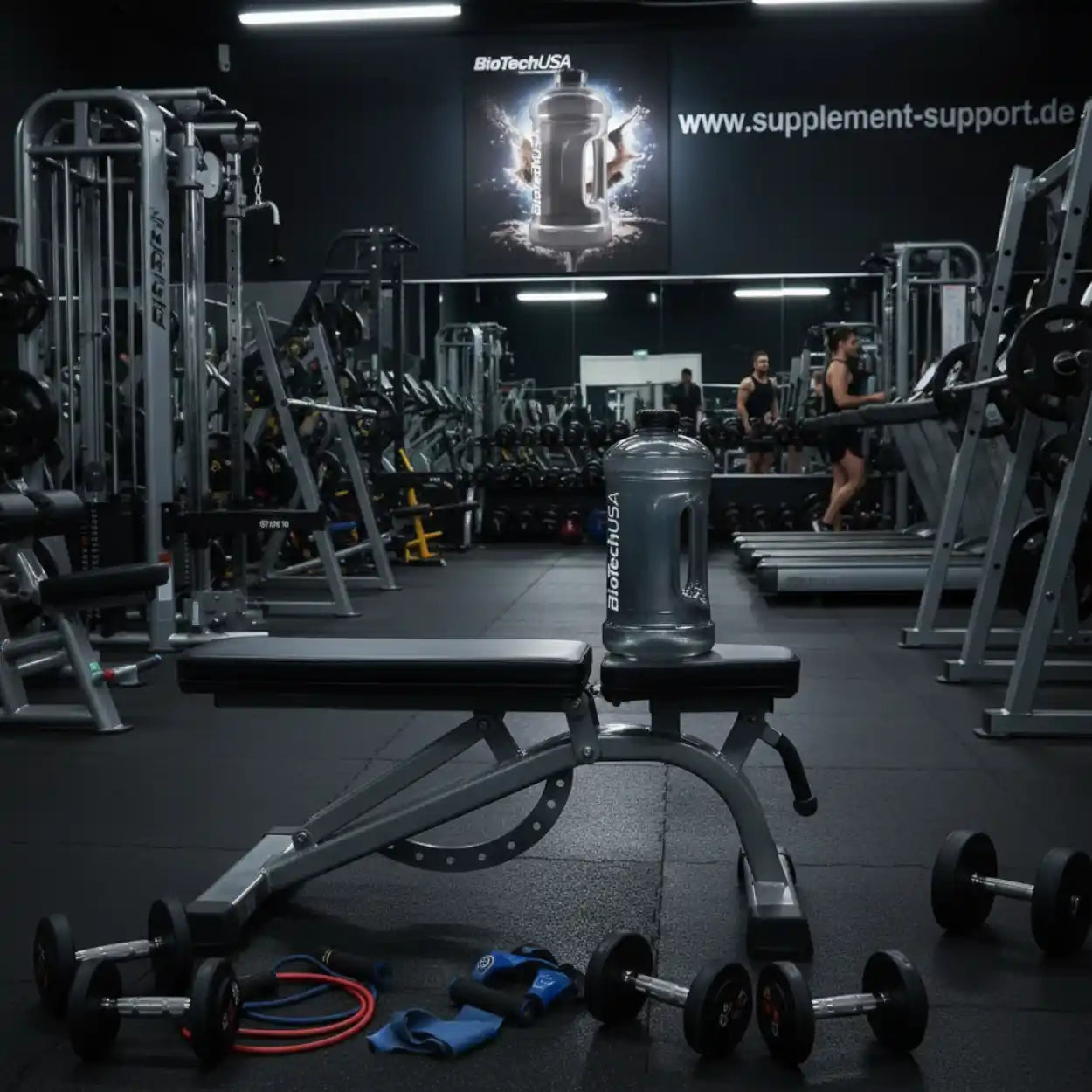 BioTechUSA Wasserflasche im Fitnessstudio mit Trainingsgeräten und Gewichten