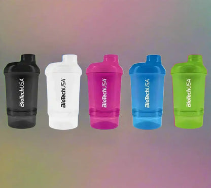 BiotechUSA Wave Nano Shaker 300 ml in Schwarz, Weiß, Pink, Blau und Grün auf buntem Hintergrund